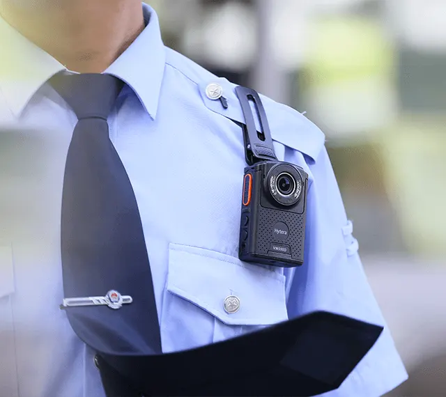 Policía con una cámara corporal en el pecho