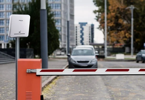 Lector UHF instalado en el acceso exterior de un estacionamiento