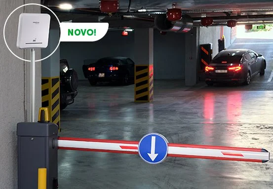 Lector UHF instalado en el acceso de un estacionamiento